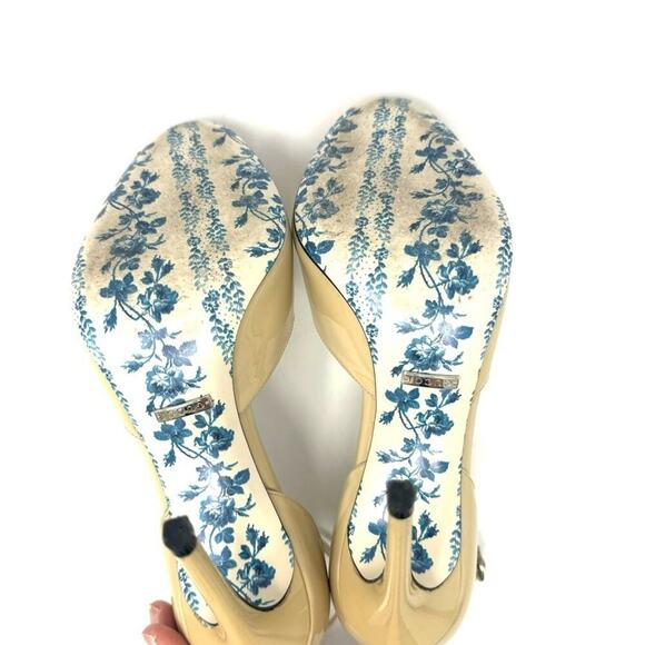 Gucci Patent Daisy 105 D’Orsay Pumps – 4.25″ Ankle-Strap, Beige, Size 9 - Picture 8 of 10
